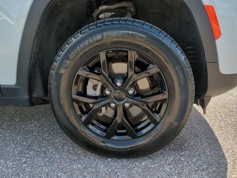 Used 2025 Jeep Grand Cherokee Altitude image 11