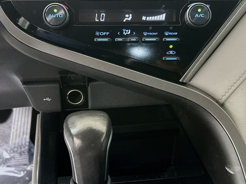 Used 2020 Toyota Camry SE FWD image 22