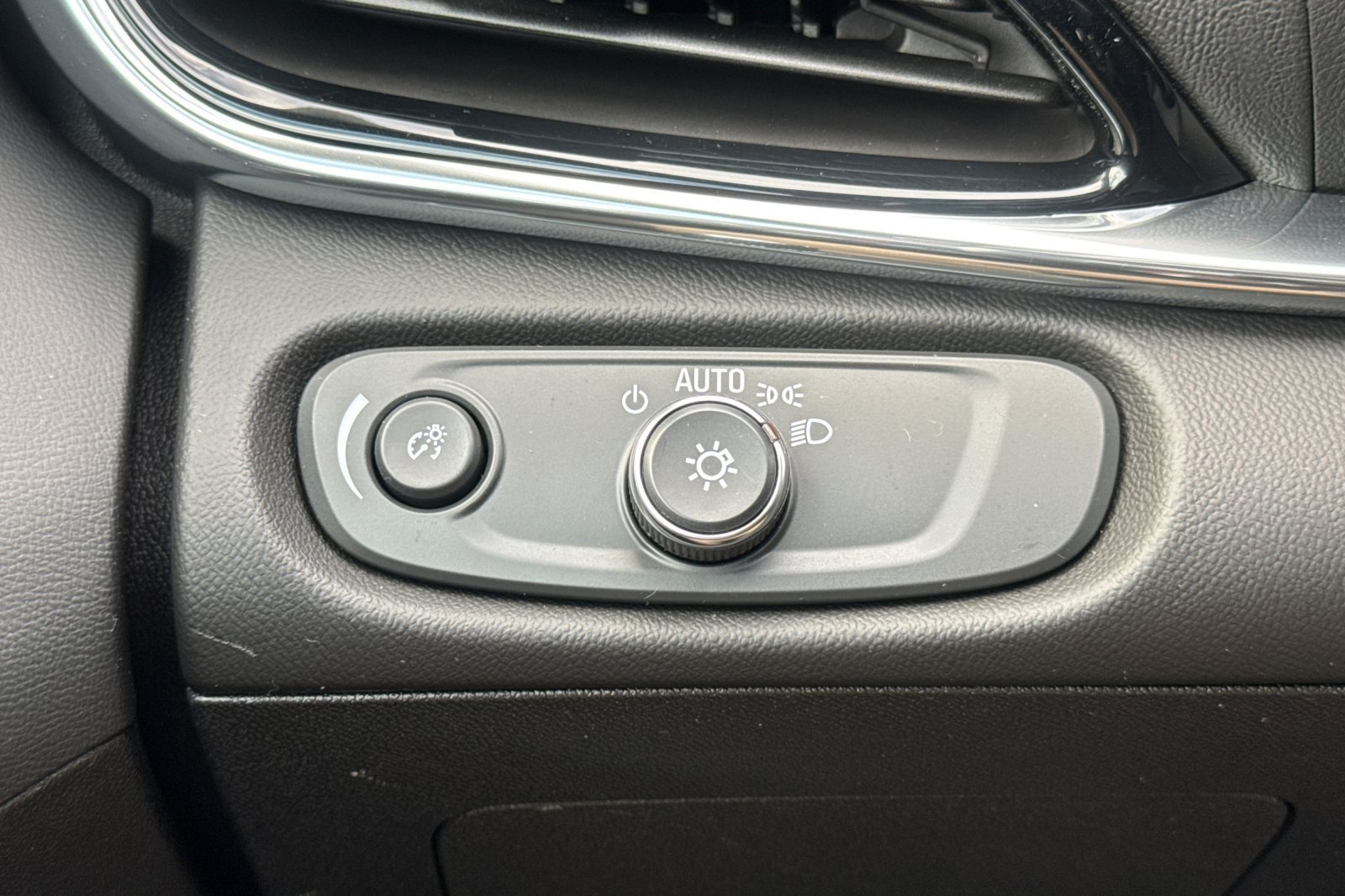Used 2019 Chevrolet Volt Premier w/ Driver Confidence II Package FWD image 40