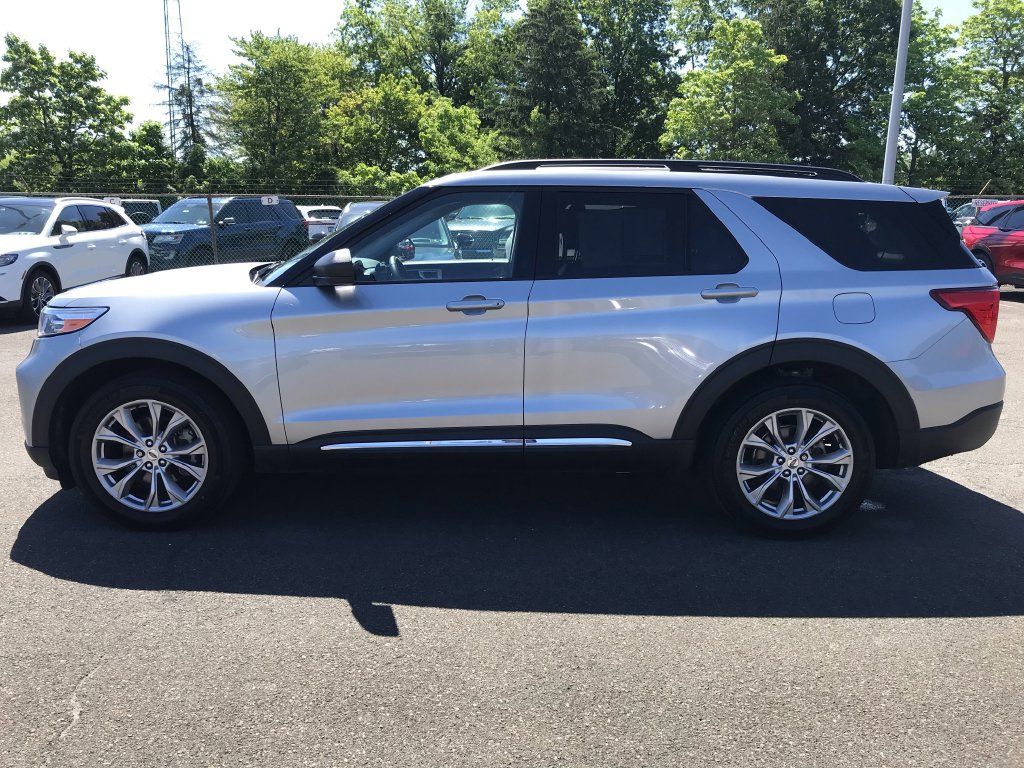 Used 2024 Ford Explorer XLT w/ Equipment Group 202A AWD/4WD image 2