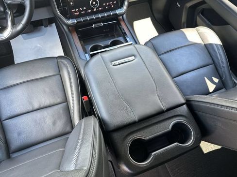 Used 2025 GMC Yukon XL Denali AWD/4WD image 24