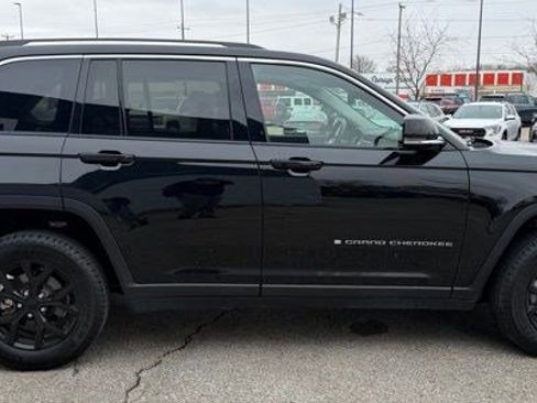 Used 2022 Jeep Grand Cherokee Limited AWD/4WD image 6