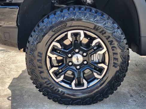 Used 2025 Chevrolet Silverado 1500 ZR2 AWD/4WD image 10