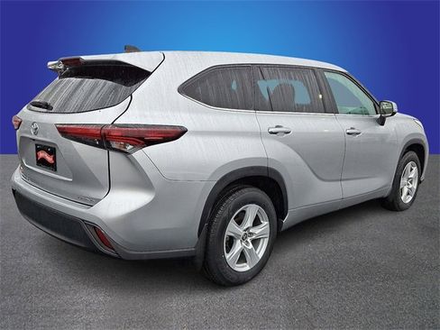 Used 2024 Toyota Highlander LE image 4
