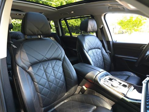 Used 2025 BMW X7 xDrive40i w/ Premium Package AWD/4WD image 25
