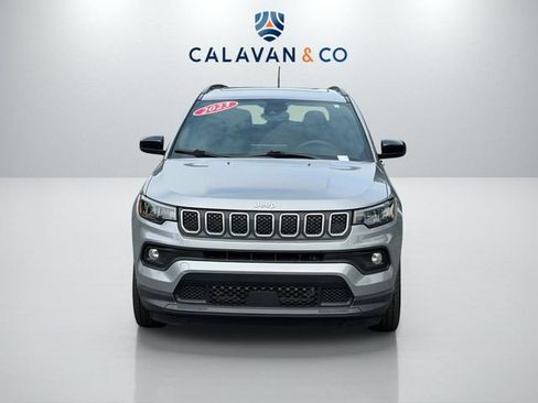 Used 2023 Jeep Compass Latitude w/ Sun and Sound Group AWD/4WD image 2
