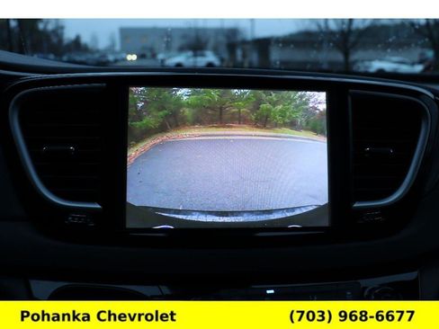 Used 2025 Chrysler Pacifica Select image 15