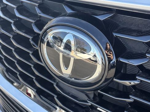 Used 2023 Toyota Highlander L image 32