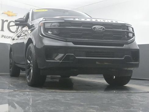 Used 2025 Ford Expedition Platinum w/ Stealth Appearance Package AWD/4WD image 3