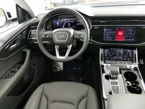 Used 2024 Audi Q8 Premium image 25