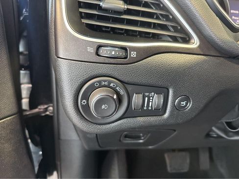 Used 2022 Jeep Cherokee Trailhawk w/ Comfort/Convenience Group AWD/4WD image 35
