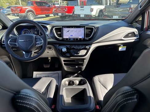 New 2026 Chrysler Pacifica Select image 26