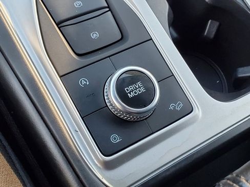 Used 2020 Ford Explorer XLT image 22