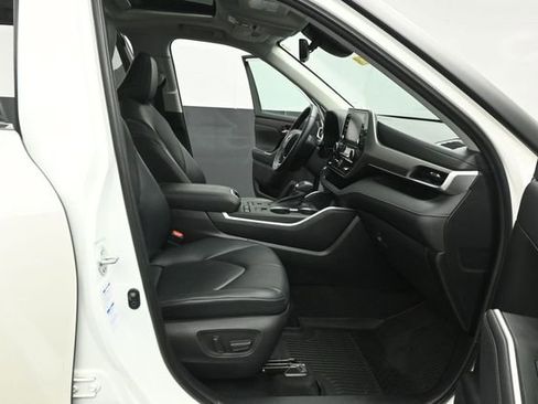 Used 2021 Toyota Highlander XLE AWD/4WD image 30