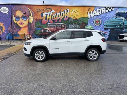 Used 2024 Jeep Compass Latitude AWD/4WD image 2