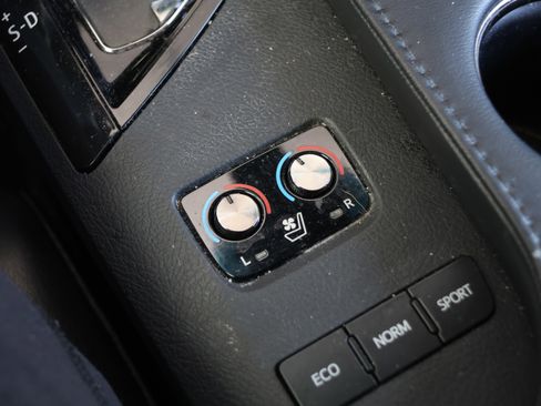 Used 2017 Toyota Avalon Limited image 28