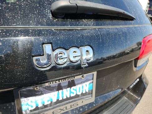 Used 2018 Jeep Grand Cherokee Laredo AWD/4WD image 23