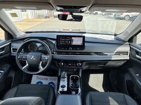 Used 2025 Mitsubishi Outlander SE image 26