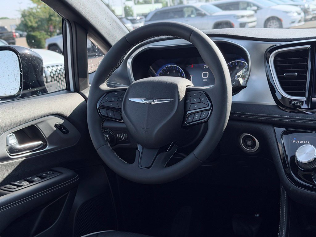 Certified 2025 Chrysler Pacifica Limited FWD image 37