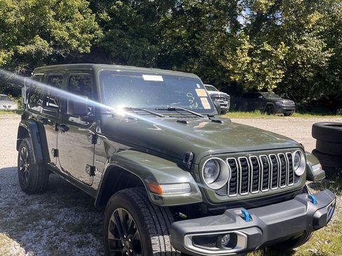 Used 2024 Jeep Wrangler Unlimited Sahara w/ Technology Group AWD/4WD image 2