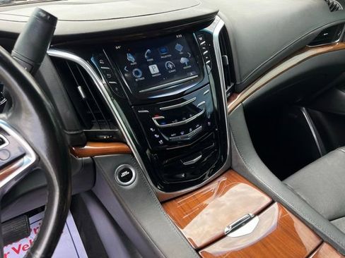 Used 2016 Cadillac Escalade Luxury AWD/4WD image 38
