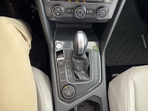 Used 2020 Volkswagen Tiguan SEL image 18
