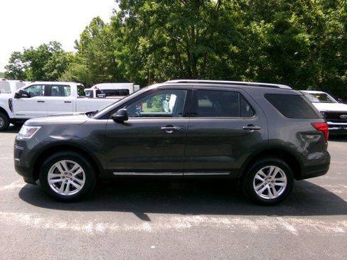 Used 2018 Ford Explorer XLT AWD/4WD image 6