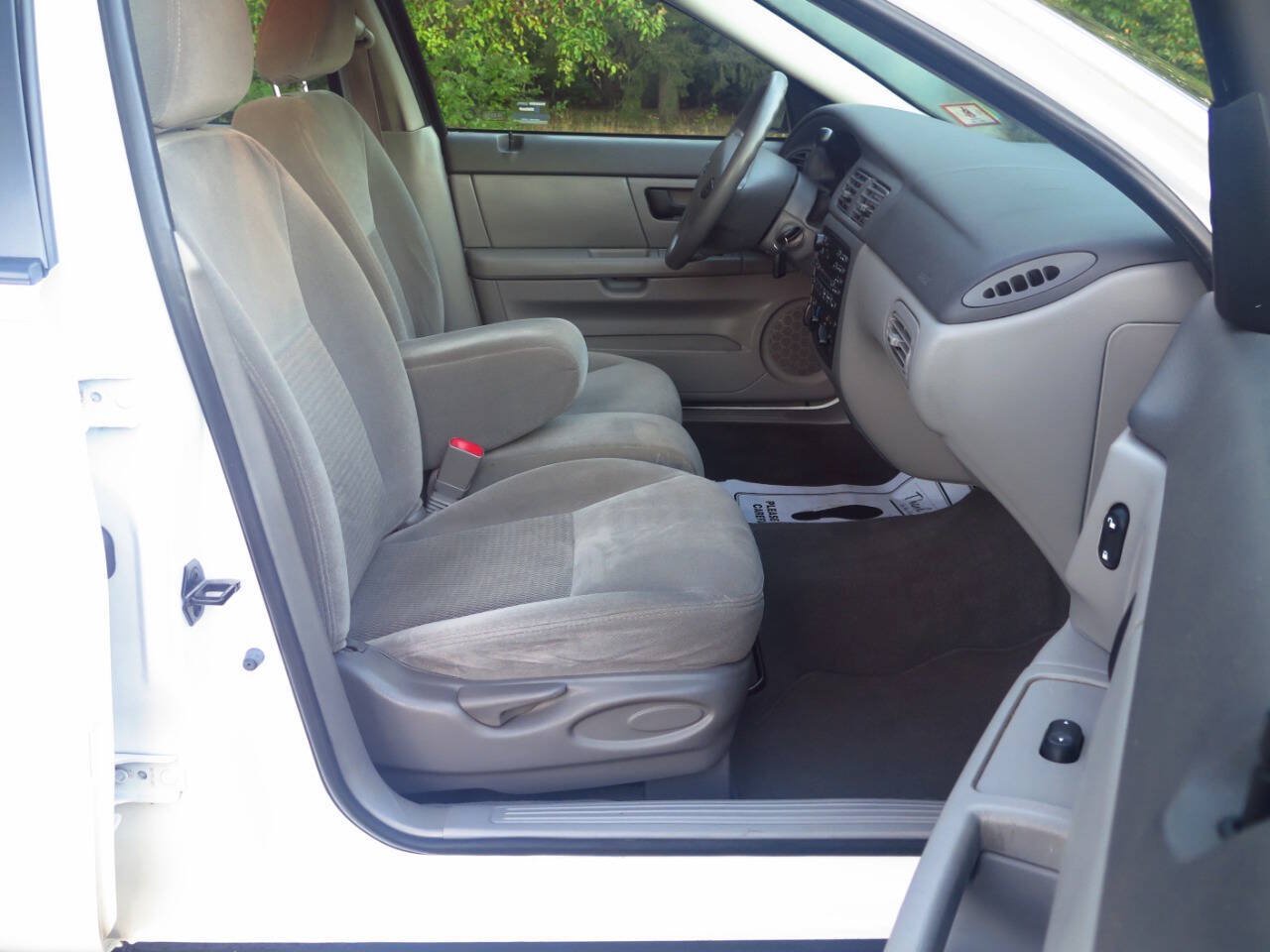 Used 2003 Ford Taurus SES FWD image 14