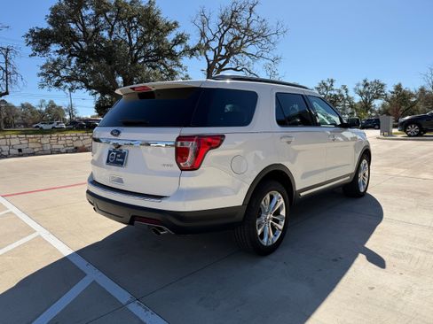 Used 2018 Ford Explorer XLT w/ Equipment Group 202A image 6