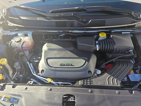 Used 2024 Chrysler Pacifica Touring-L image 30