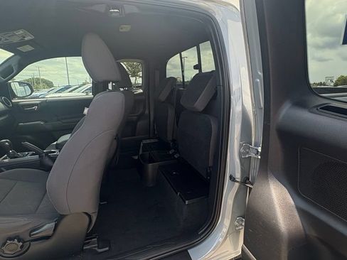 Used 2018 Toyota Tacoma TRD Off-Road AWD/4WD image 14