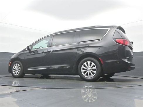 Used 2019 Chrysler Pacifica Touring-L image 48