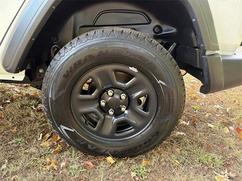 Used 2024 Jeep Wrangler Sport image 19