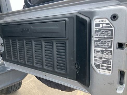 Used 2020 Jeep Wrangler Unlimited Sahara AWD/4WD image 25