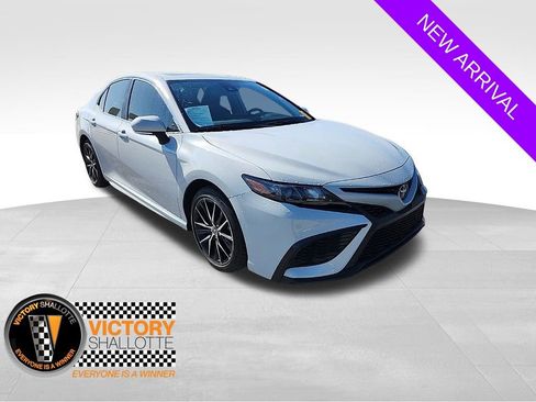 Used 2022 Toyota Camry SE w/ Audio Upgrade Package image 1