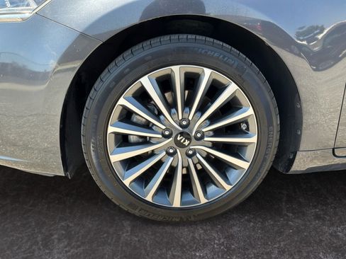 Used 2017 Kia Cadenza Premium w/ Luxury Package FWD image 9