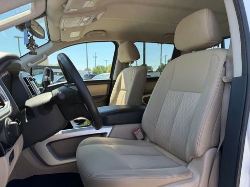 Used 2018 Nissan Titan SV w/ SV Convenience Package RWD image 10