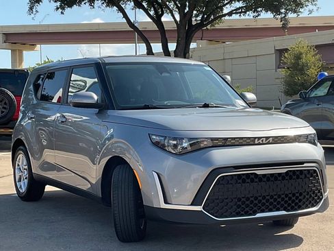 Used 2025 Kia Soul LX w/ LX Technology Package FWD image 3