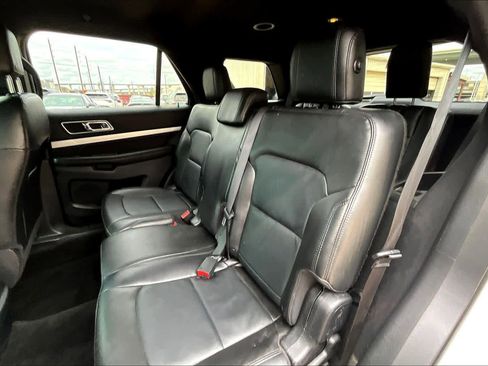 Used 2016 Ford Explorer XLT w/ Equipment Group 202A FWD image 19