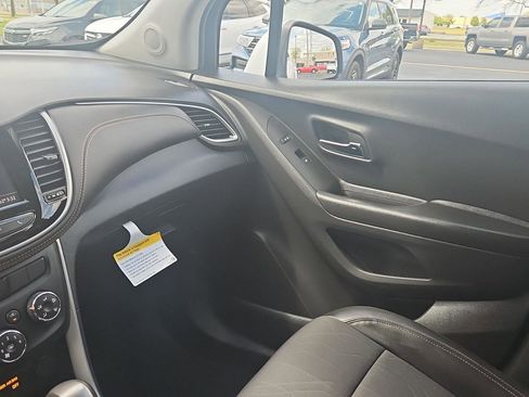 Used 2022 Chevrolet Trax LT w/ LT Convenience Package AWD/4WD image 19