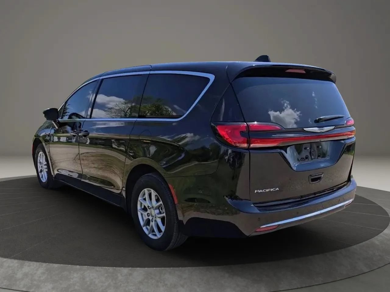 Used 2024 Chrysler Pacifica Touring-L FWD image 4