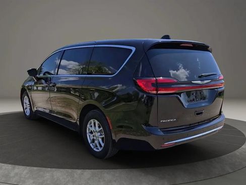 Used 2024 Chrysler Pacifica Touring-L FWD image 4