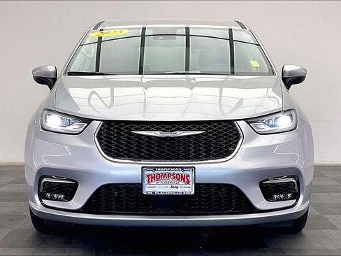 Used 2023 Chrysler Pacifica Touring-L image 2