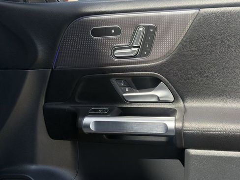 Used 2022 Mercedes-Benz GLB 250 image 27