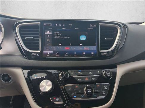 Used 2024 Chrysler Pacifica Touring-L image 13
