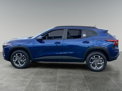 Used 2024 Chevrolet Trax LT FWD image 2