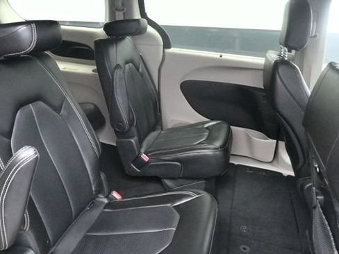 Used 2023 Chrysler Pacifica Touring-L FWD image 9