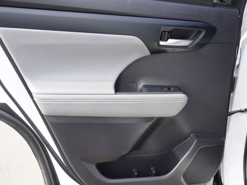 Used 2022 Toyota Highlander XLE image 13