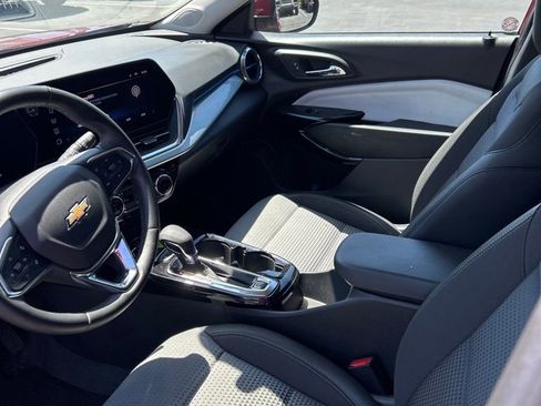 Used 2025 Chevrolet Trax LT w/ LT Convenience Package FWD image 21