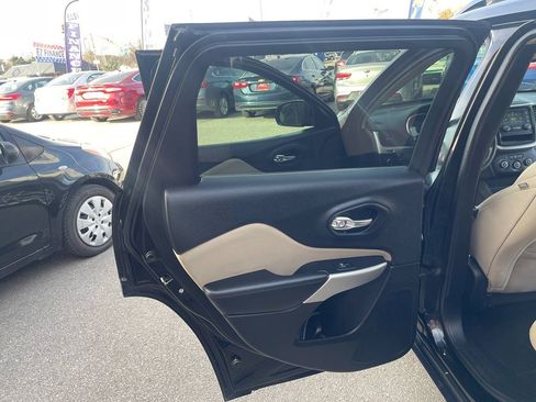 Used 2017 Jeep Cherokee Sport image 8